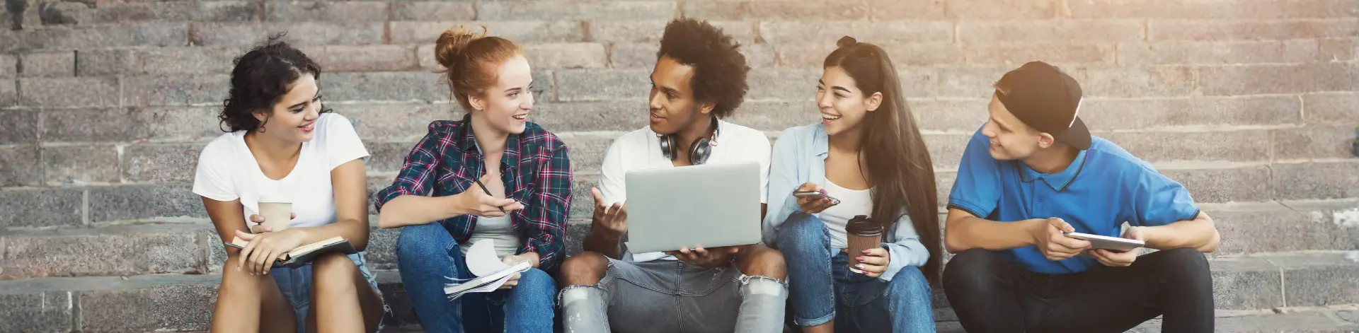 Fünf Studenten unterhalten sich